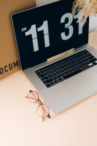 Jak efektywnie organizować czas pracy zdalnej by zwiększyć produktywność i równowagę